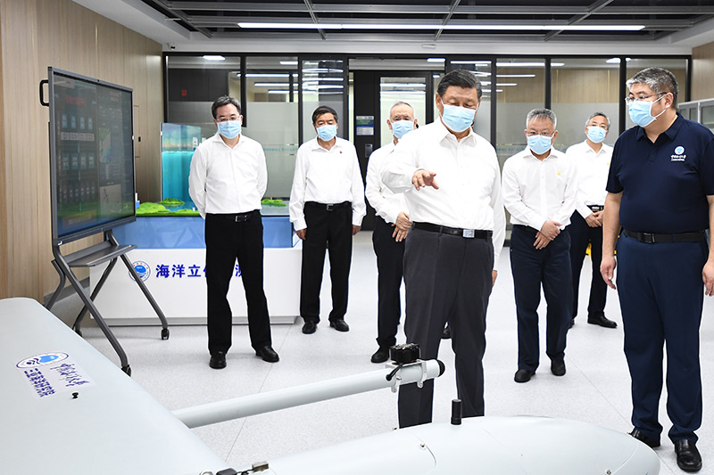 4月10日至13日，中共中央总书记、国度主席、中央军委主席习近平在海南调查。这是10日下午，习近平在中国海洋大学三亚海洋钻研院调查。新华社记者 燕雁 摄